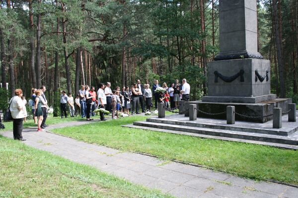 Возложение цветов к мемориалу жертвам Холокоста Возложение цветов к мемориалу жертвам Холокоста - Sputnik Литва