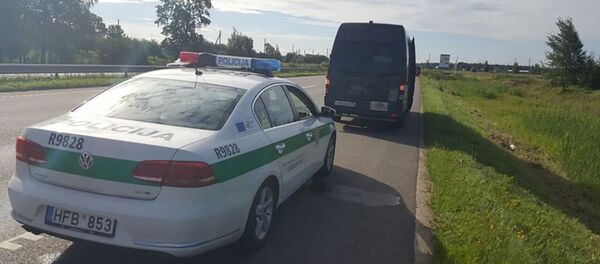 Литовская полицейская машина проводит задержание нарушителя - Sputnik Литва