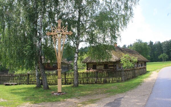 Крест-оберег на окраине деревни - Sputnik Литва