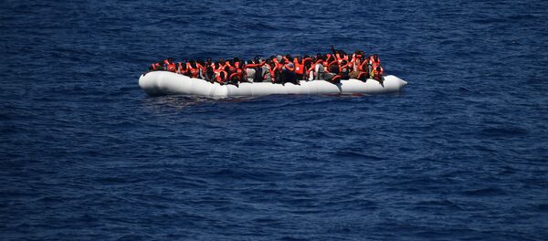 Мигранты пытаются бежать через водные пути - Sputnik Литва