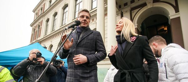 Мэр Риги Нил Ушаков выступает на митинге на Ратушной площади Мэр Риги Нил Ушаков выступает на митинге на Ратушной площади - Sputnik Литва