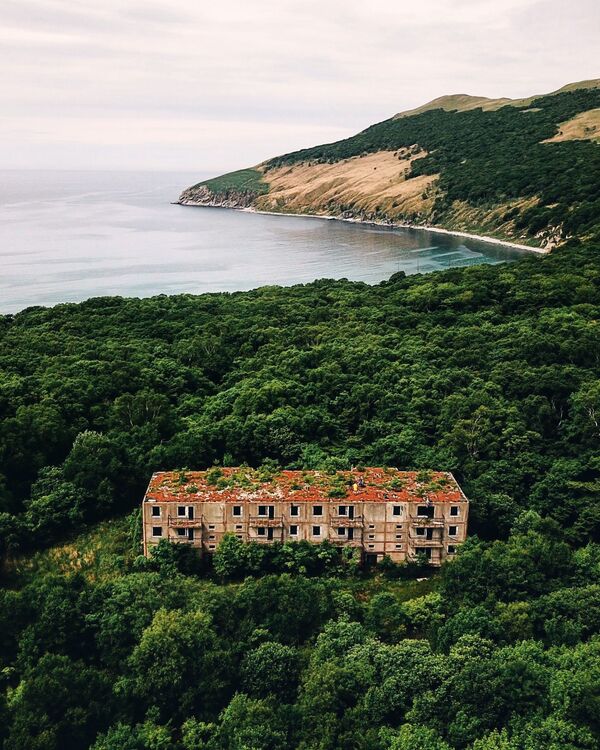 Заброшенный многоквартирный дом на острове Аскольд, Приморский край, Россия - Sputnik Литва