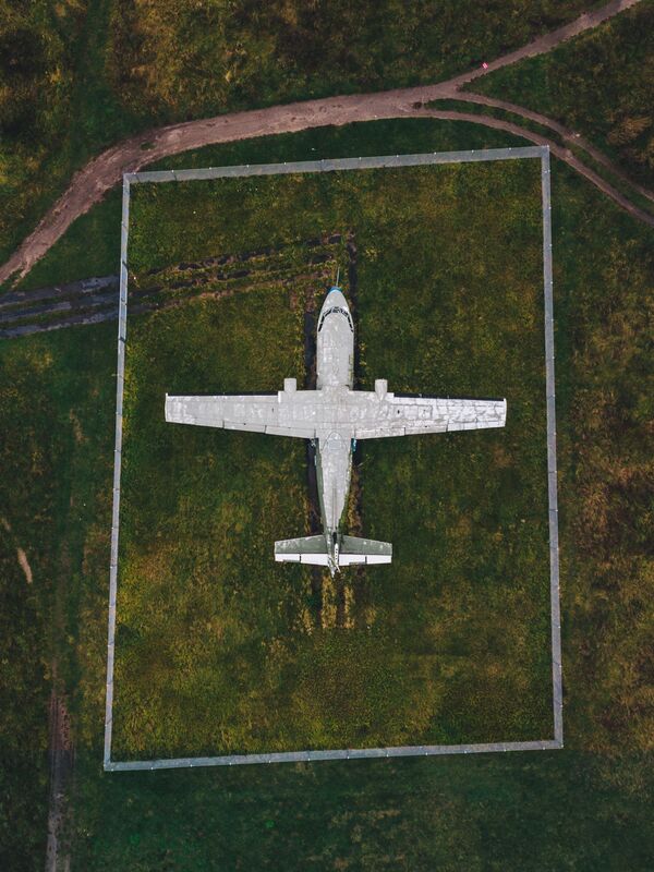 Заброшенный самолет в аэропорту Темпельхоф, Берлин, Германия - Sputnik Литва