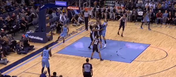 Впечатляющий дебют Валанчюнаса за Гриззлиз Впечатляющий дебют Валанчюнаса за Гриззлиз - Sputnik Литва