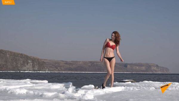Несколько девушек из Приморья устроили купание в ледяном море - Sputnik Литва