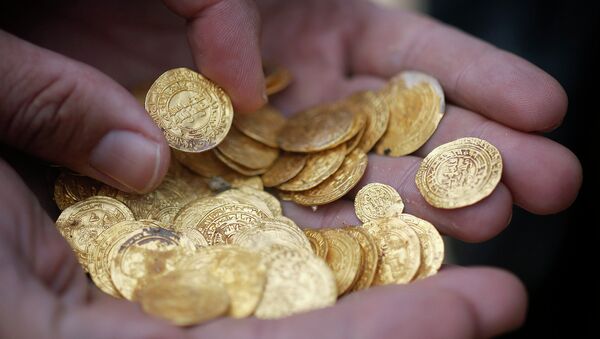 Израильские дайверы нашли самый большой в стране клад золотых монет - Sputnik Литва