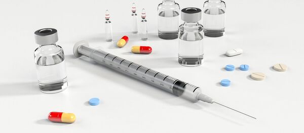 Таблетки и шприц, архивное фото Таблетки и шприц, архивное фото - Sputnik Lietuva