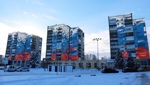 Daugiaaukščių namų fasadai Sovetsko mieste nudažyti Rusijos vėliavos spalvomis - Sputnik Lietuva