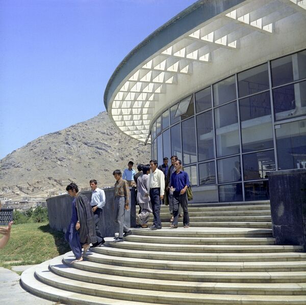 Перед входом в студенческую столовую Политехнического института в Кабуле - Sputnik Литва