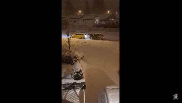 Канадцы придумали необычный способ вытащить застрявшее в снегу авто  - Sputnik Литва