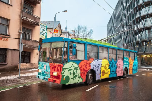 Beveik 25 metus tarnavę seni Škoda troleibusai, kurie netrukus užleis vietą naujiesiems, tapo gatvės meno parodos, pavadintos Atia senienos, labas naujienos!, dalimi. Beveik 25 metus tarnavę seni Škoda troleibusai, kurie netrukus užleis vietą naujiesiems, tapo gatvės meno parodos, pavadintos Atia senienos, labas naujienos!, dalimi. - Sputnik Lietuva