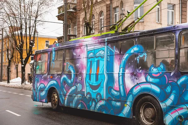Gatvės menininkai šias transporto priemones pavertė gatvės meno eksponatais, kurie pasiekia įvairias miesto vietas. Gatvės menininkai šias transporto priemones pavertė gatvės meno eksponatais, kurie pasiekia įvairias miesto vietas. - Sputnik Lietuva