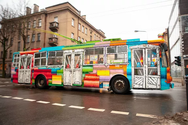Menininkų nuspalvintos „Škodos“ Kaune važinės iki tol, kol miestą pasieks naujieji troleibusai. Menininkų nuspalvintos „Škodos“ Kaune važinės iki tol, kol miestą pasieks naujieji troleibusai. - Sputnik Lietuva