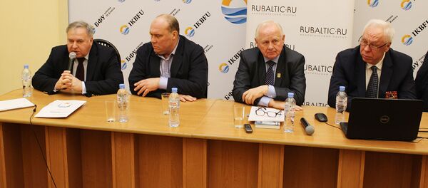 Встреча дискуссионного клуба Rubaltic (слева направо Михаил Аничкин, Андрей Колесник, Альгимантас Науджюнас, Михаил Головатов) Встреча дискуссионного клуба Rubaltic (слева направо Михаил Аничкин, Андрей Колесник, Альгимантас Науджюнас, Михаил Головатов) - Sputnik Литва