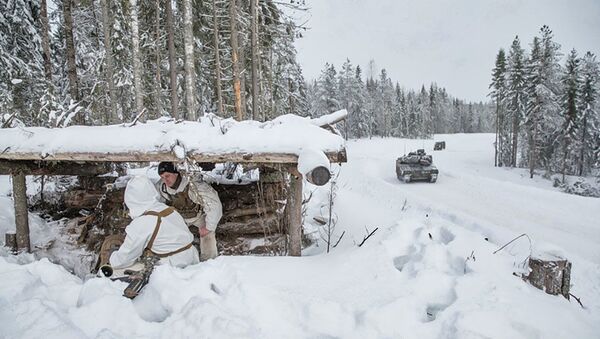 Эстонские солдаты на полигоне во время учений Зимний лагерь - Sputnik Литва
