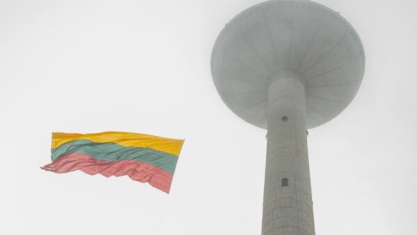На телебашне в Вильнюсе вывесили флаг в честь дна восстановления государства - Sputnik Lietuva