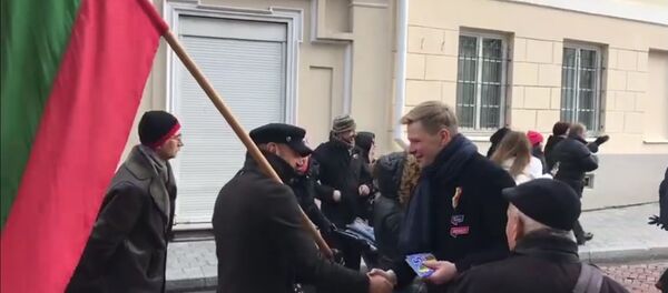 Мэр Вильнюса лично поздравляет горожан с национальным праздником - Sputnik Литва