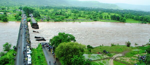 Обрушение моста в индийском штате Махараштра Обрушение моста в индийском штате Махараштра - Sputnik Литва