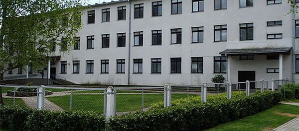 Здание в Рукле, где живут беженцы в Литве - Sputnik Литва