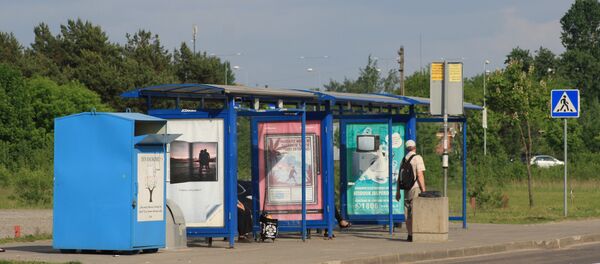 Остановка городского транспорта у торгового центра Остановка городского транспорта у торгового центра - Sputnik Литва