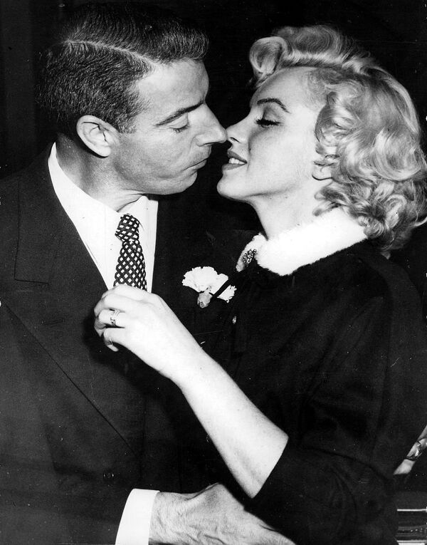 Свадьба Мэрилин Монро и Джо Ди Маджио в 1954 в Сити-Холле Сан-Франциско, США - Sputnik Литва