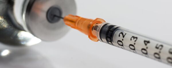 Шприц и вакцина, архивное фото - Sputnik Литва