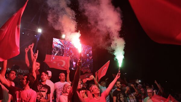 Митинг в поддержку президента Эрдогана после попытки вооруженного переворота в Турции - Sputnik Литва