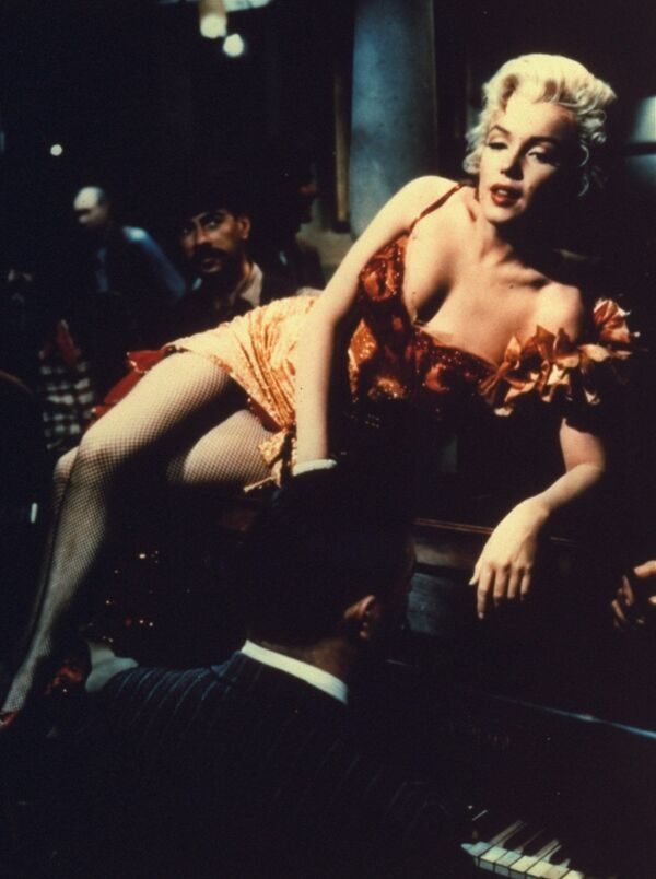 Мэрилин Монро играет конферансье в салоне в фильме Река, не текущая вспять в 1954 году - Sputnik Lietuva
