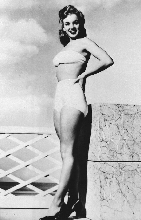 Мэрилин Монро позирует в купальнике на старте своей карьеры в 1947 году в возрасте 21 года - Sputnik Литва