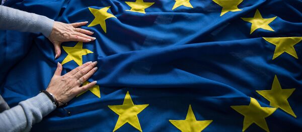 Готовые флаги ЕС и Великобритании на фабрике Flying Colours Flagmakers Ltd в Кнарсборо, северная Англия Готовые флаги ЕС и Великобритании на фабрике Flying Colours Flagmakers Ltd в Кнарсборо, северная Англия - Sputnik Lietuva