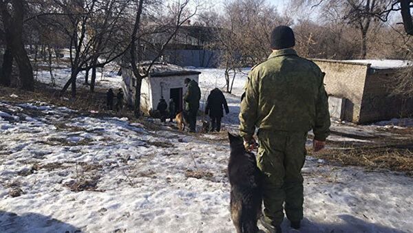 Сотрудники правоохранительных органов на месте взрыва в Донецке, 18 февраля 2019 года - Sputnik Литва