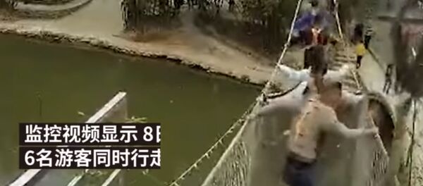 Kinijos pietuose nugriuvo lynų tiltas su turistais Kinijos pietuose nugriuvo lynų tiltas su turistais - Sputnik Lietuva