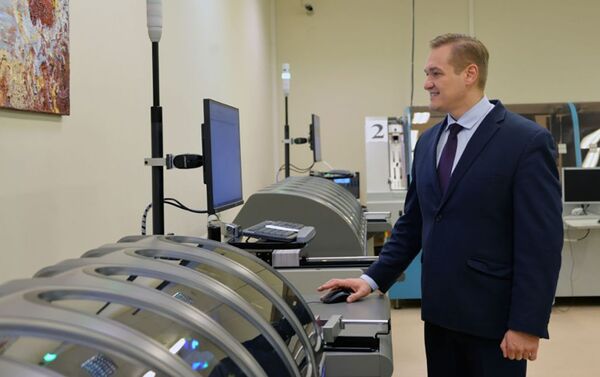 Lietuvos gyventojai pasą gali gauti per vieną darbo dieną Lietuvos gyventojai pasą gali gauti per vieną darbo dieną - Sputnik Lietuva