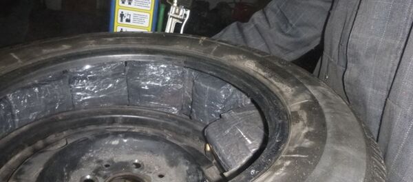 Россиянин хотел провезти в Литву сигареты, спрятанные в колесах автомобиля - Sputnik Литва