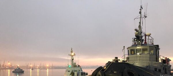 Задержанные украинские корабли доставлены в порт Керчи Задержанные украинские корабли доставлены в порт Керчи - Sputnik Lietuva