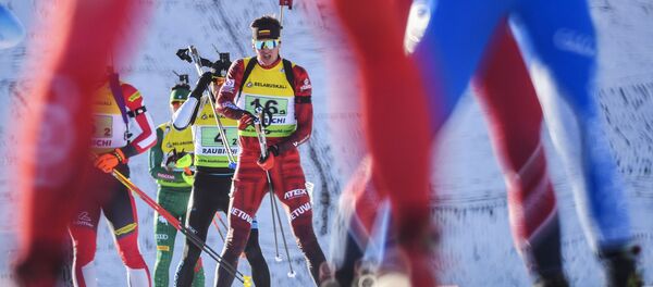 Витаутас Строля (Литва) на огневом рубеже одиночной смешанной эстафеты на чемпионате Европы по биатлону в белорусских Раубичах - Sputnik Литва