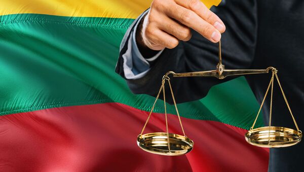 Литовский судья держит Золотые весы правосудия, архивное фото - Sputnik Литва