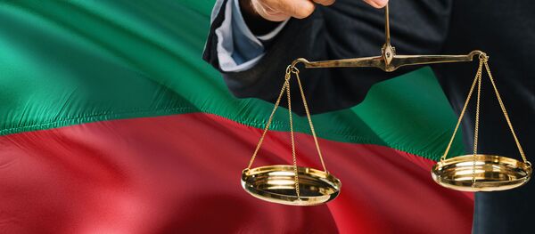 Литовский судья держит Золотые весы правосудия, архивное фото Литовский судья держит Золотые весы правосудия, архивное фото - Sputnik Lietuva