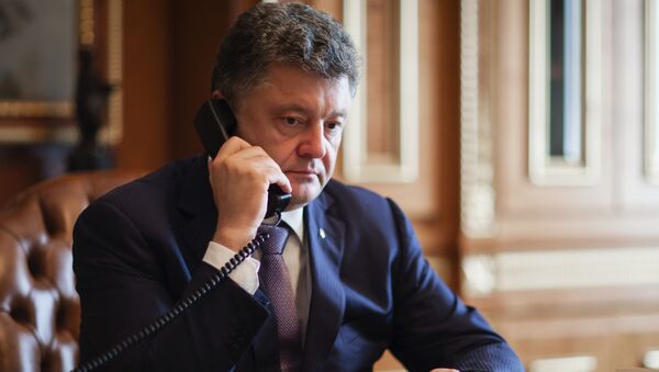 Президент Украины Петр Порошенко во время телефонного разговора  - Sputnik Литва