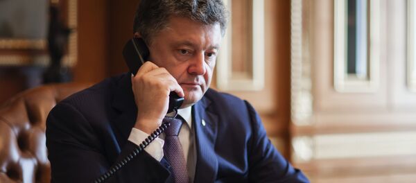 Президент Украины Петр Порошенко во время телефонного разговора, архивное фото - Sputnik Литва