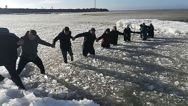 Спасение женщин и детей на пляже в Мелнраге - Sputnik Литва