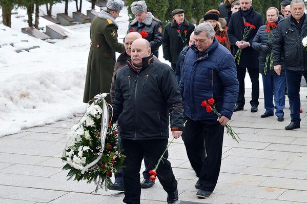На Антакальнисском воинском кладбище почтили память павших защитников Отечества - Sputnik Литва