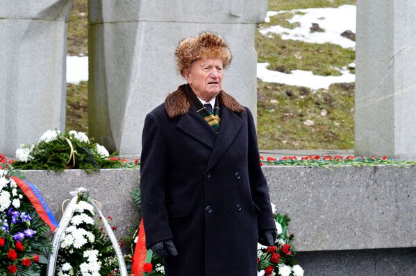 На Антакальнисском воинском кладбище почтили память павших защитников Отечества - Sputnik Литва