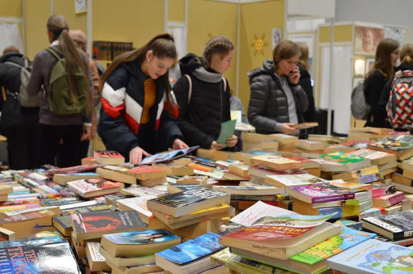 В выставочном центре Litekspo в Вильнюсе прошла традиционная книжная ярмарка В выставочном центре Litekspo в Вильнюсе прошла традиционная книжная ярмарка - Sputnik Lietuva