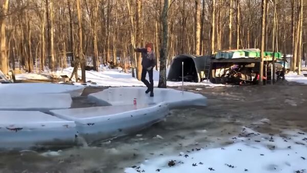 Мужчина прокатился на льдине, не разлив пиво  - Sputnik Литва