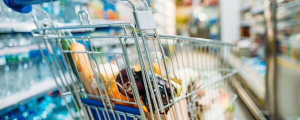 Корзина с покупками в супермаркете, архивное фото - Sputnik Литва