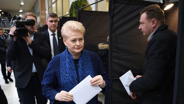 Президент Литвы Даля Грибаускайте голосует на муниципальных выборах, архивное фото - Sputnik Литва