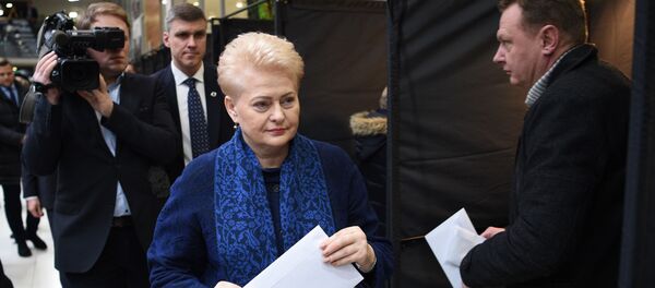 Президент Литвы Даля Грибаускайте голосует на муниципальных выборах, архивное фото Президент Литвы Даля Грибаускайте голосует на муниципальных выборах, архивное фото - Sputnik Литва