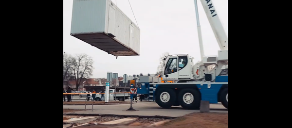 Каунасский золотой туалет отвезли на площадку для хранения Каунасский золотой туалет отвезли на площадку для хранения - Sputnik Литва