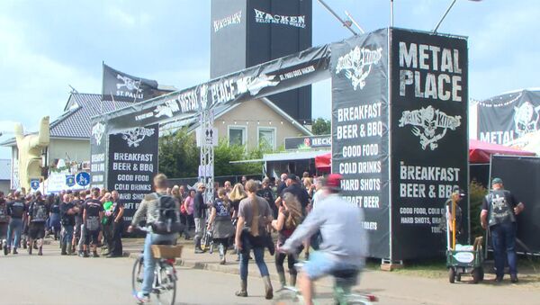 Тысячи любителей тяжелого рока приехали на Wacken Festival в Германии - Sputnik Lietuva